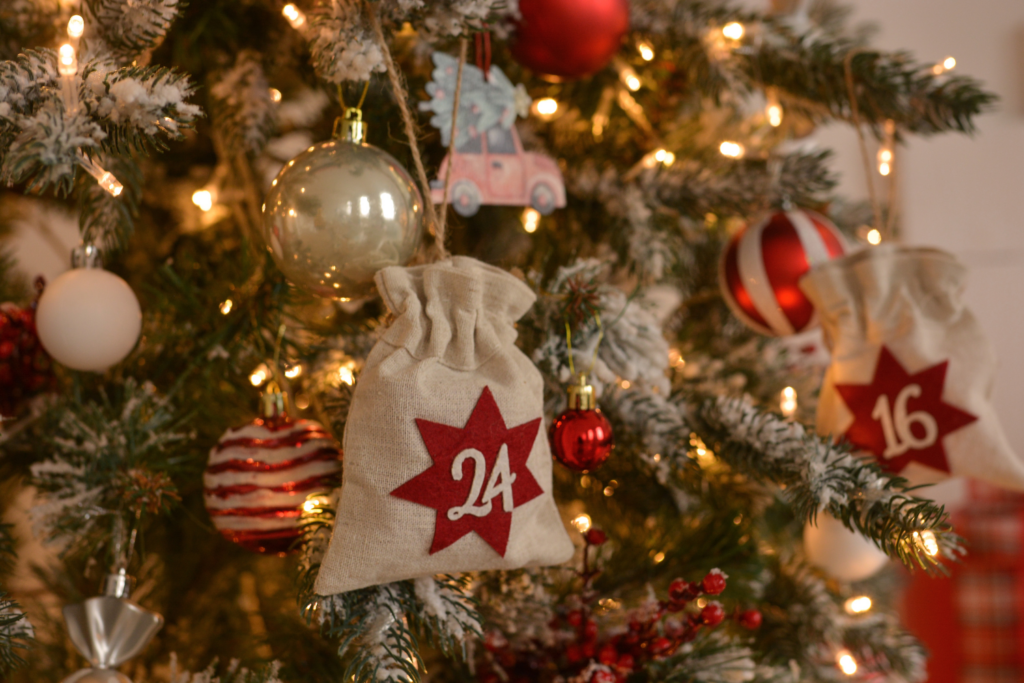 Weihnachtsbaum mit Adventskalender-Säckchen